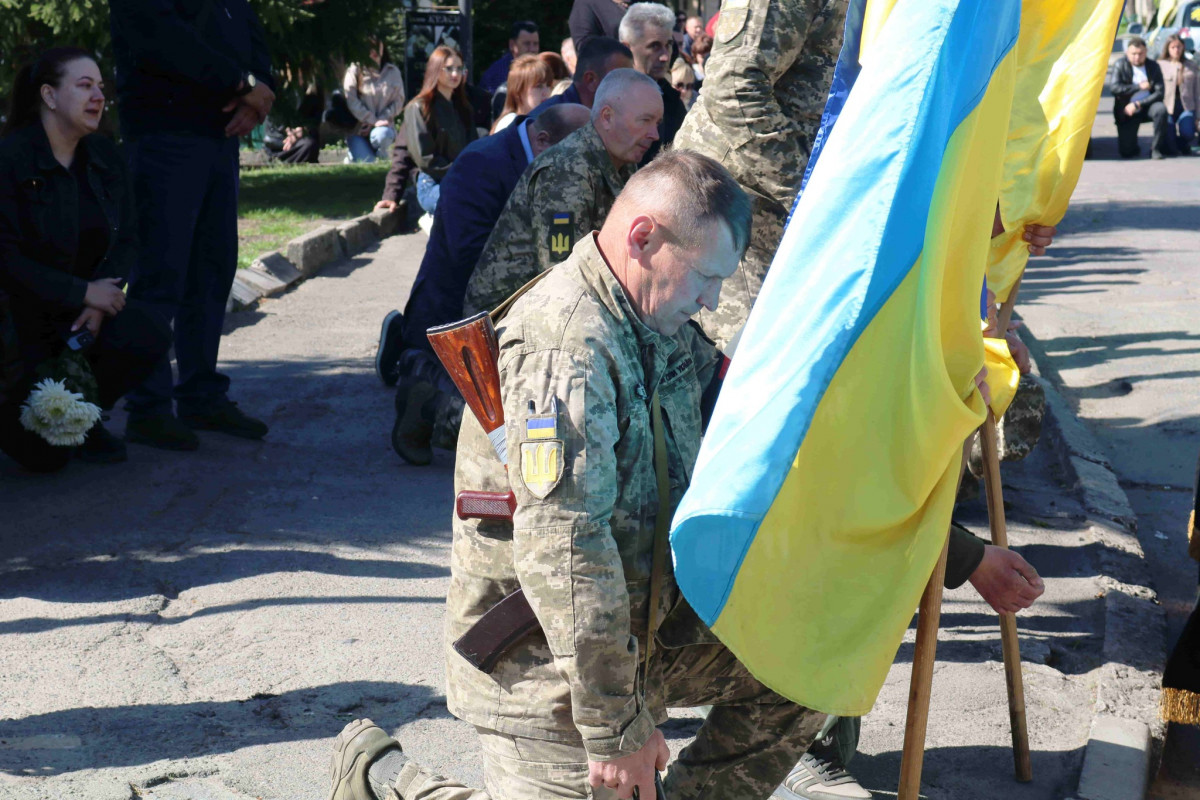Безстрашно вибивав окупантів з української землі: на Волині поховали молодого Героя Романа Возняка