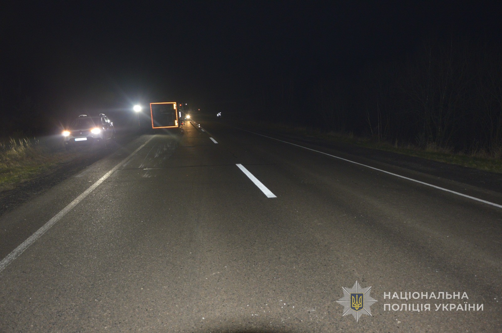 На Волині вантажівка наїхала на велосипедиста і перекинулася: травмувалося двоє осіб