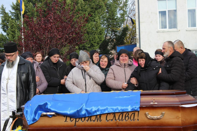 Маленький син ніколи більше не побачить тата: на Волині попрощалися з Героєм Миколою Мясковським