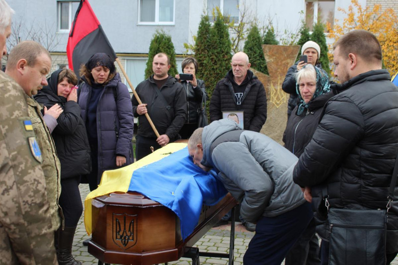 Маленький син ніколи більше не побачить тата: на Волині попрощалися з Героєм Миколою Мясковським