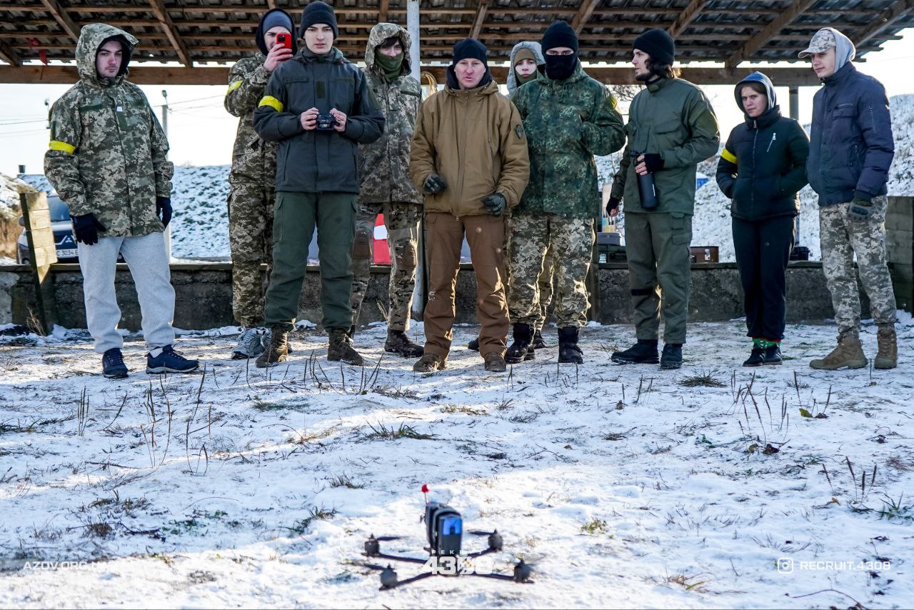 Вогонь, дрони та такмед: у Луцьку понад сотню цивільних навчали військової справи