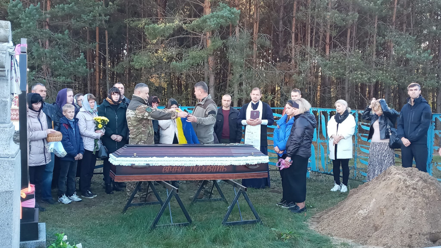 На Волині все село прийшло на поховання Героя Володимира Карпука, якого вважали зниклим безвісти. Фото