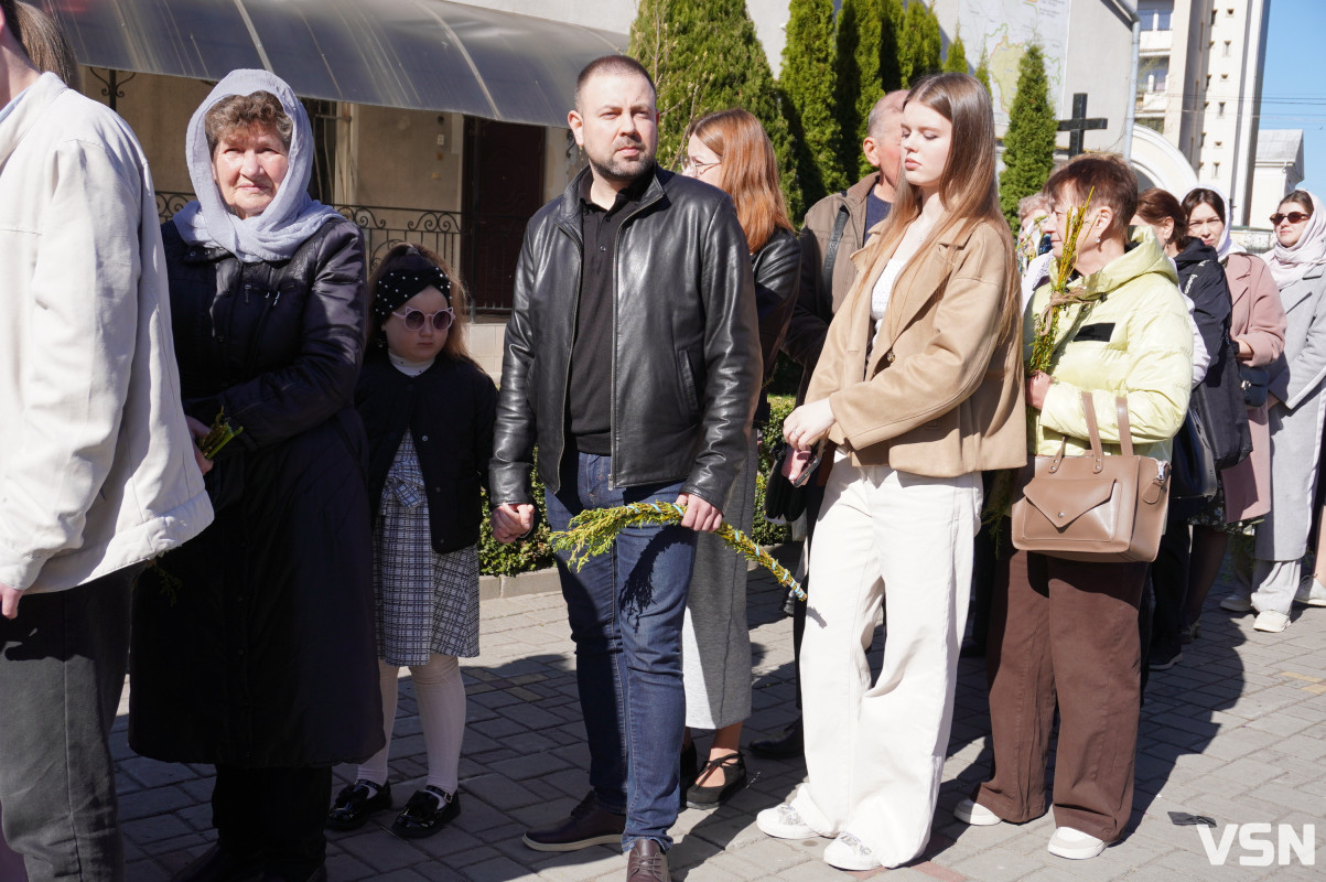 Сотні вірян прийшли освячувати вербу у головний собор Луцька. Фоторепортаж