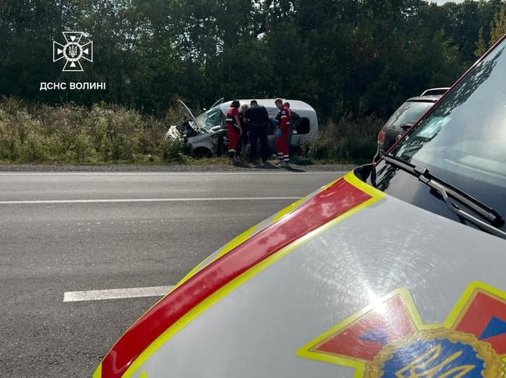 У Луцькому районі сталася ДТП: водія деблокували рятувальники