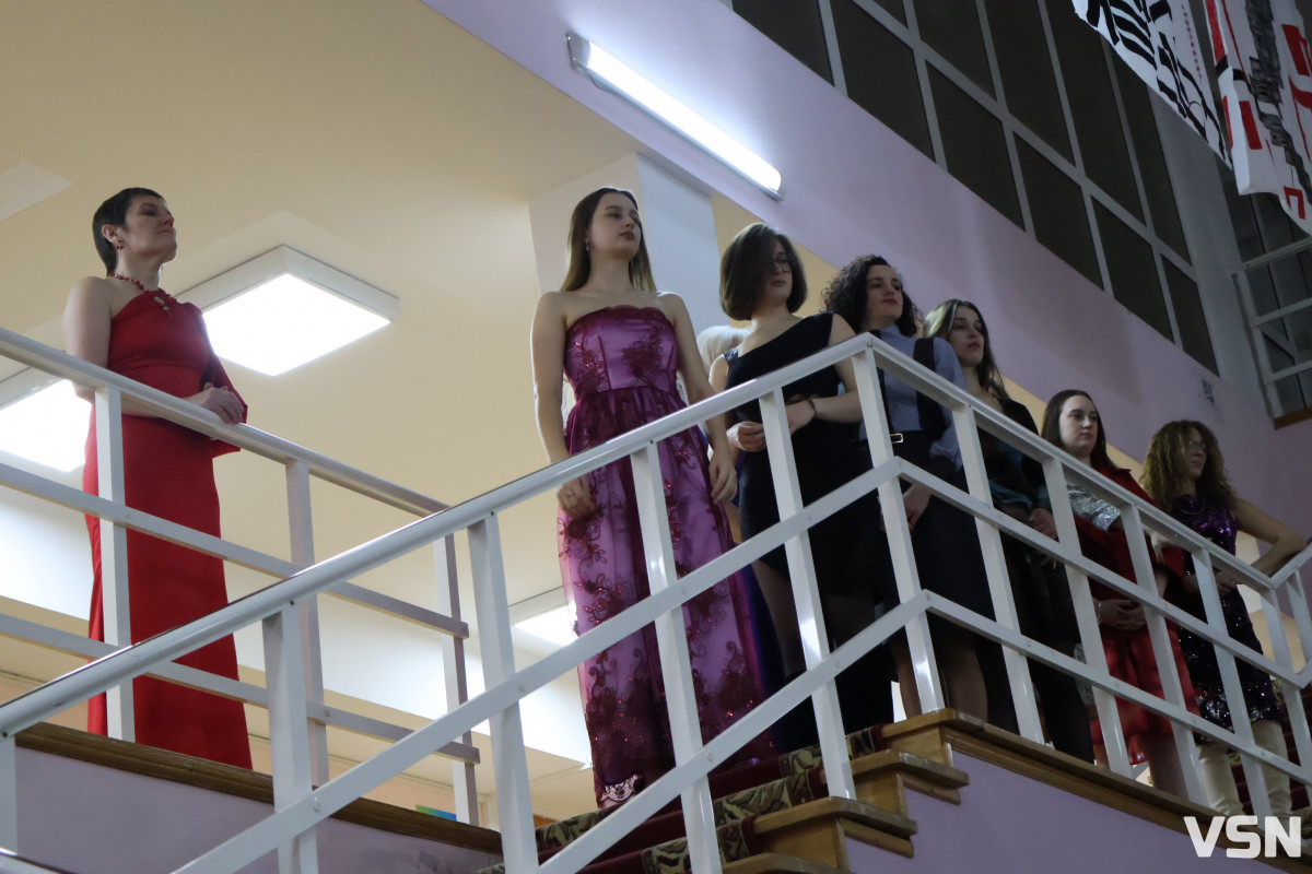 «Намальована надія»: ветеранка війни з Луцька презентувала колекцію суконь