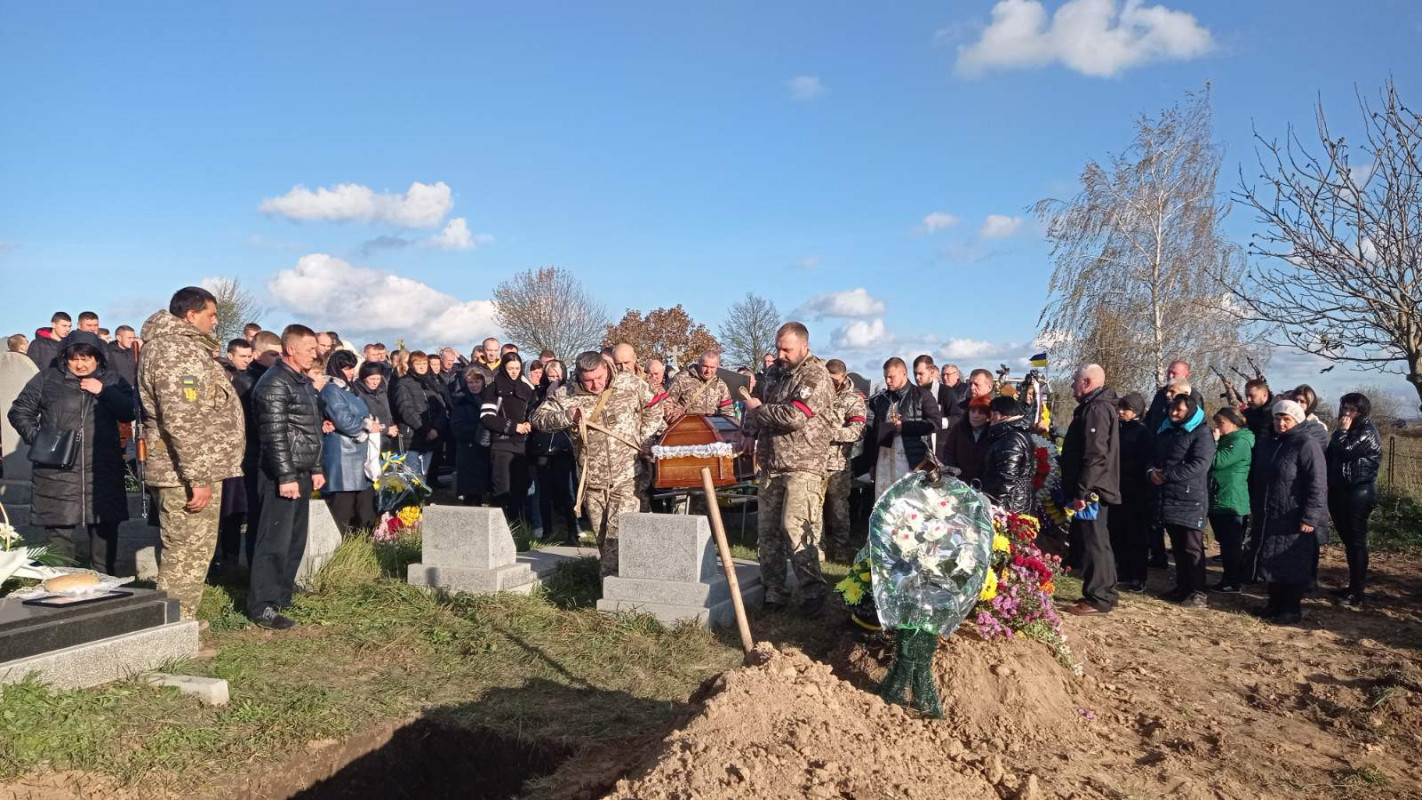 Два тижні тому виповнилося 29: у Луцькому районі все село попрощалося з молодим Героєм Якимом Киричуком. Фото