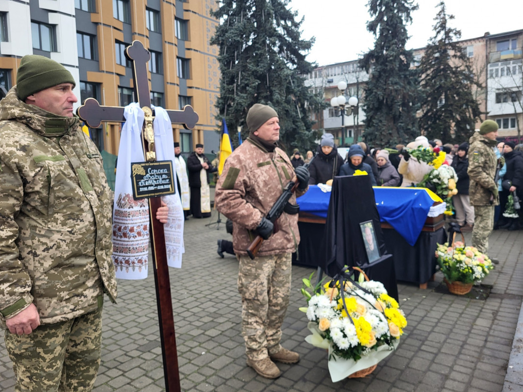 Незадовго до загибелі дізнався, що стане татом третьої доньки: на Волині попрощалися з Героєм Василем Сорокою