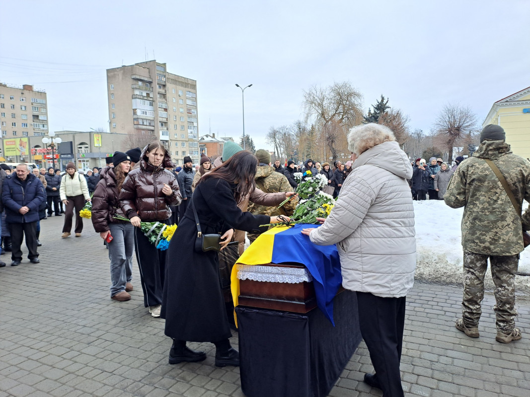 Майже 20 місяців надії та очікувань: у Ковелі попрощалися з Героєм Ярославом Лукашуком