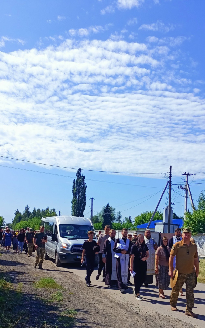 Три доньки втратили батька: на Волині попрощалися з Героєм Сергієм Петровим
