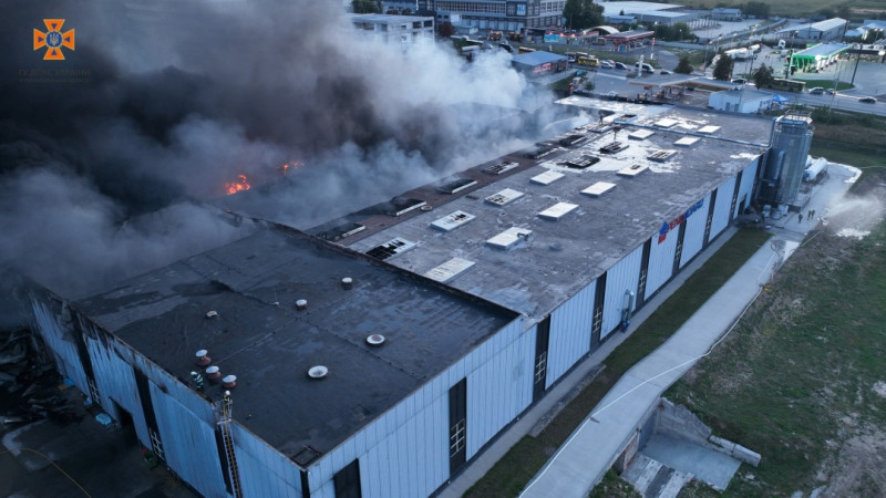 На Тернопільщині гасять масштабну пожежу на підприємстві