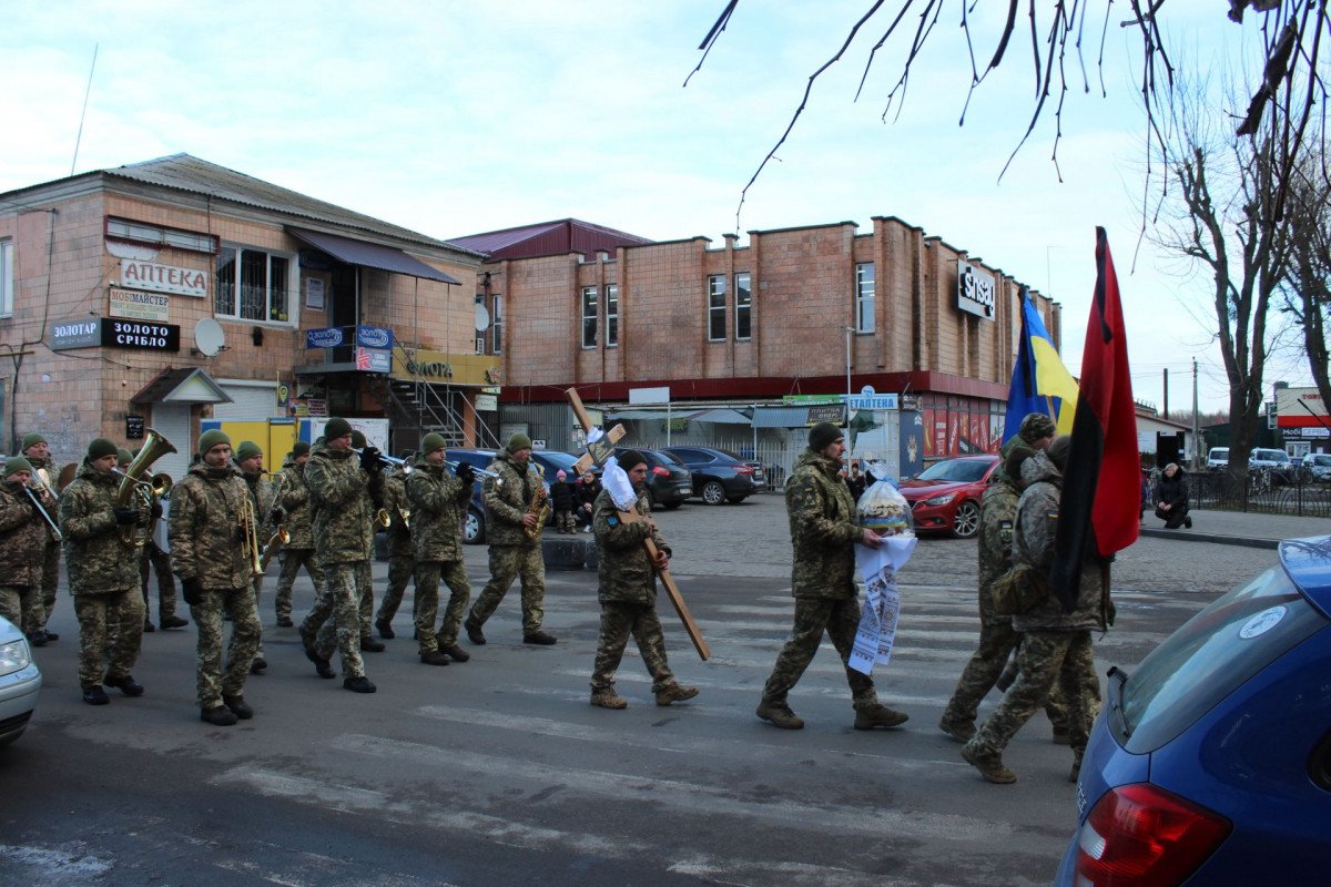 Весільний коровай розділили на кладовищі: на Волині попрощались з Героєм Павлом Бурцем