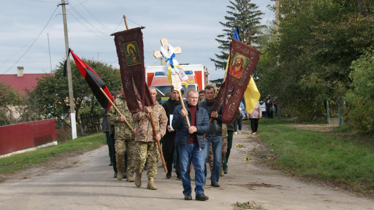 Рік тому одружився і мріяв про спільне майбутнє з коханою: на Волині поховали захисника Руслана Романюка