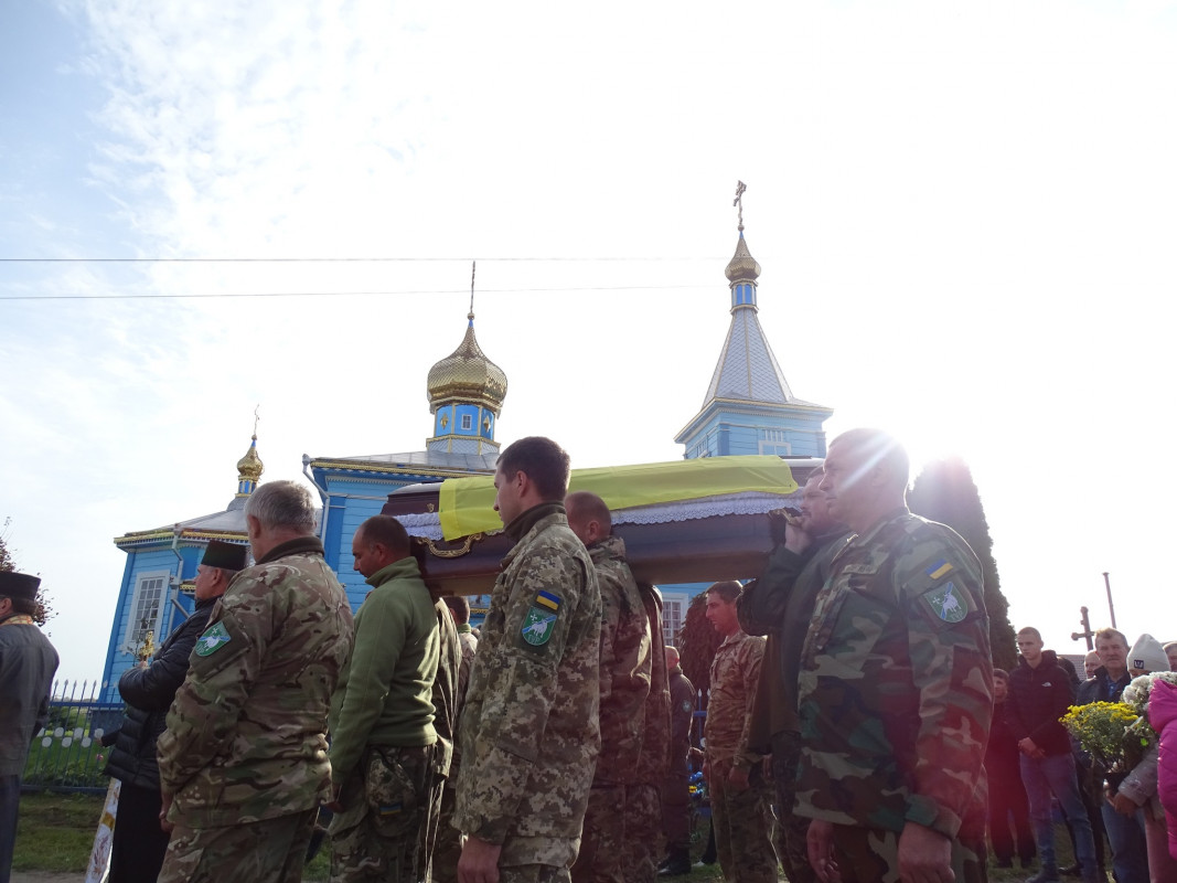 16 місяців чекали на тіло Героя: на Волині все село прийшло на поховання багатодітного батька Ігора Кузьмюка