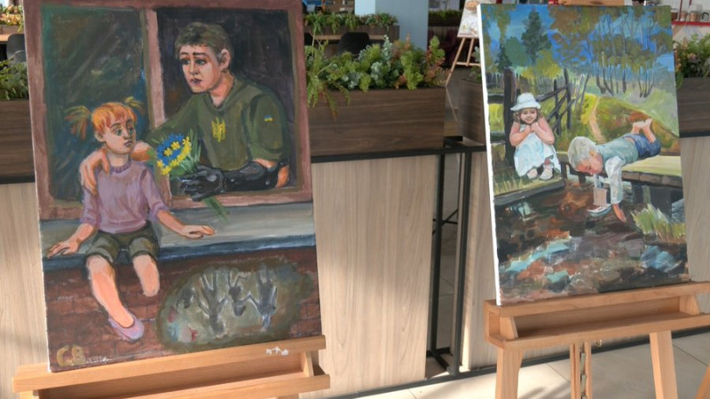 У Луцьку ветеран з ампутаціями обох рук відкриє виставку картин