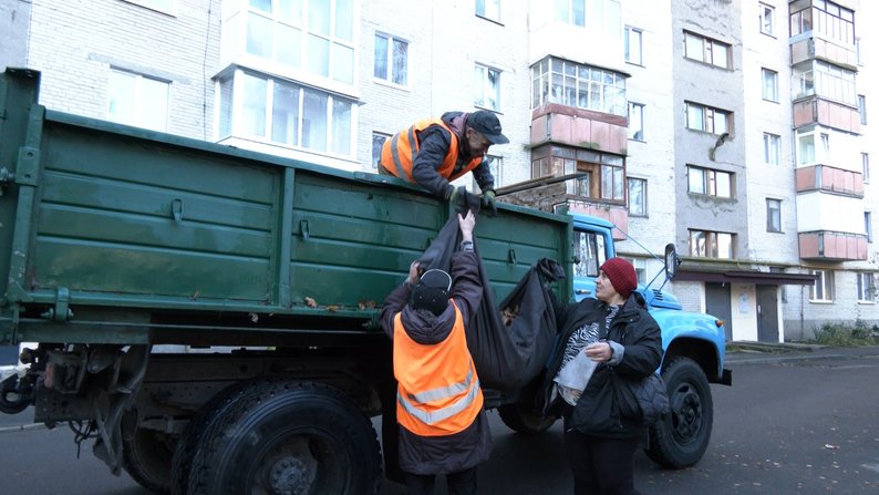 Куди комунальники дівають опале листя у Луцьку