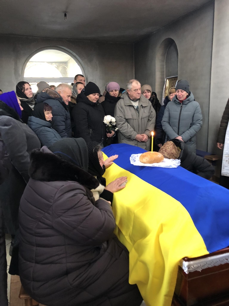 Ще зовсім недавно приїжджав у відпустку, а зараз зустріли «на щиті»: на Волині попрощалися із захисником Віталієм Рабчуном