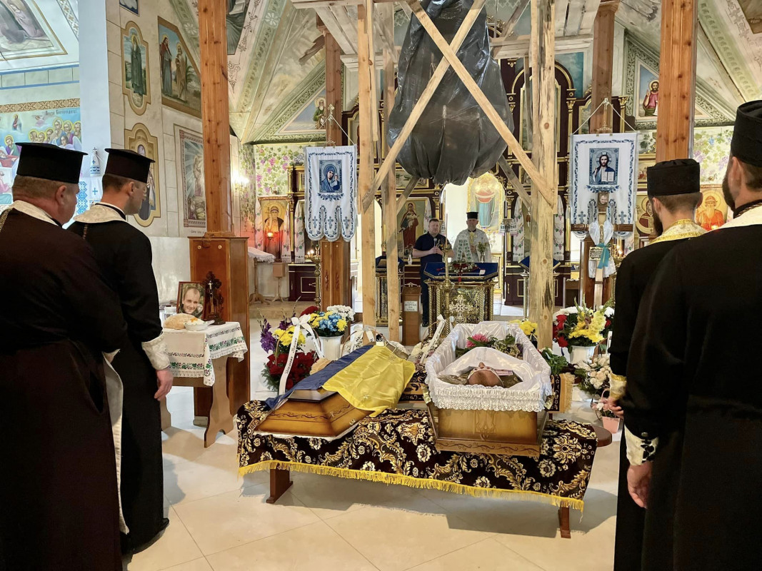 «Мама втратила сина, дружина - чоловіка, діти - батька»: на Волині попрощалися з Героєм Романом Шереметом