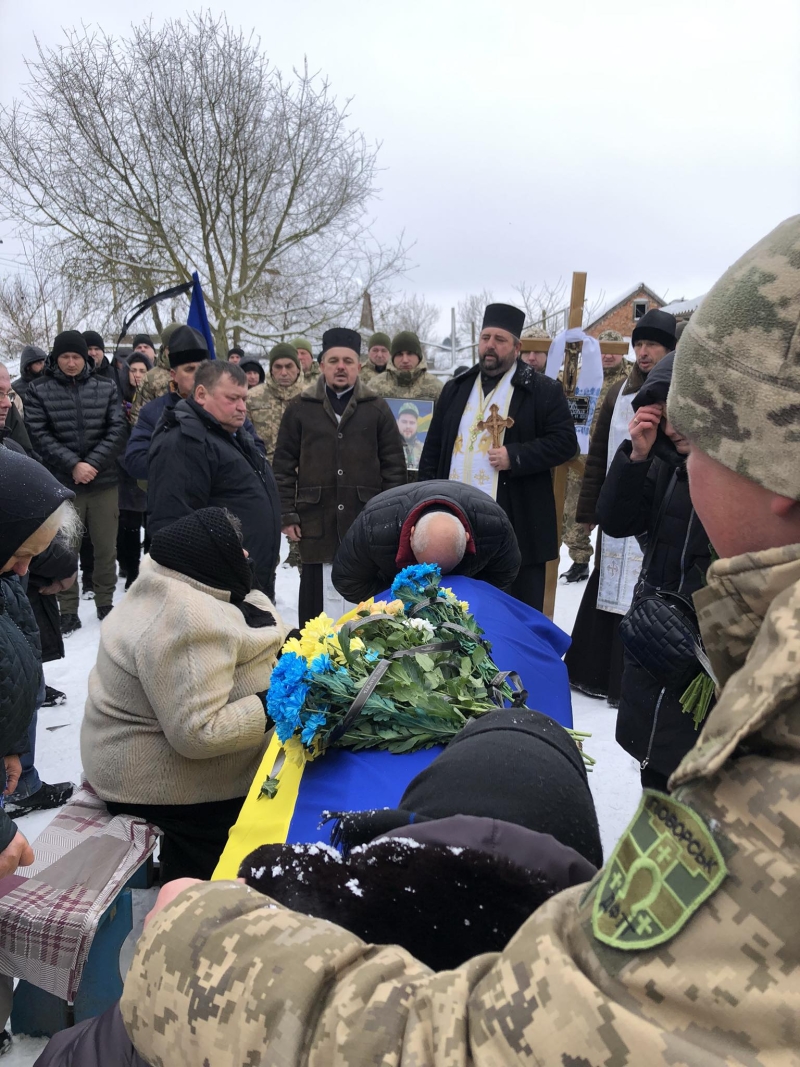 Ще зовсім недавно приїжджав у відпустку, а зараз зустріли «на щиті»: на Волині попрощалися із захисником Віталієм Рабчуном