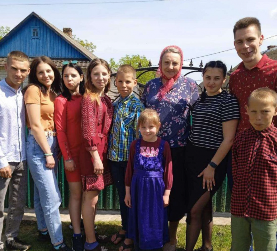 Взяла під опіку п’ятьох онуків і чекає зятя з полону: історія 65-річної бабусі з Волині