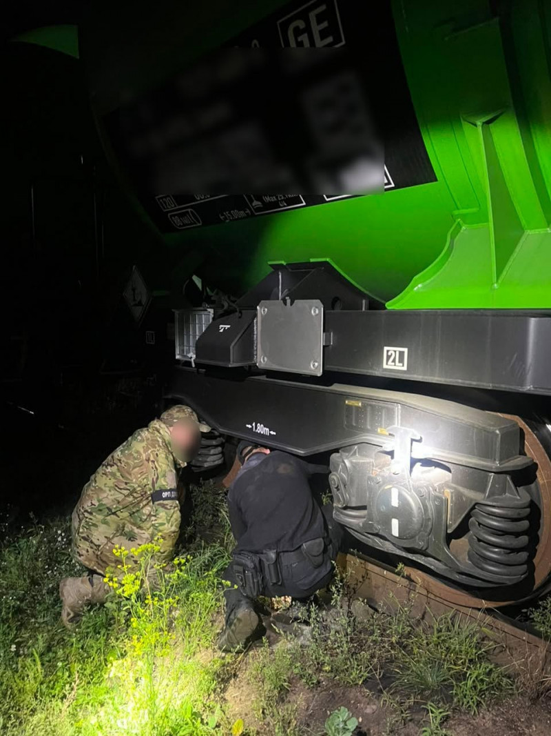 Сигарети у колісних парах: на Волині прикордонники викрили незвичайну схованку у вантажному потязі
