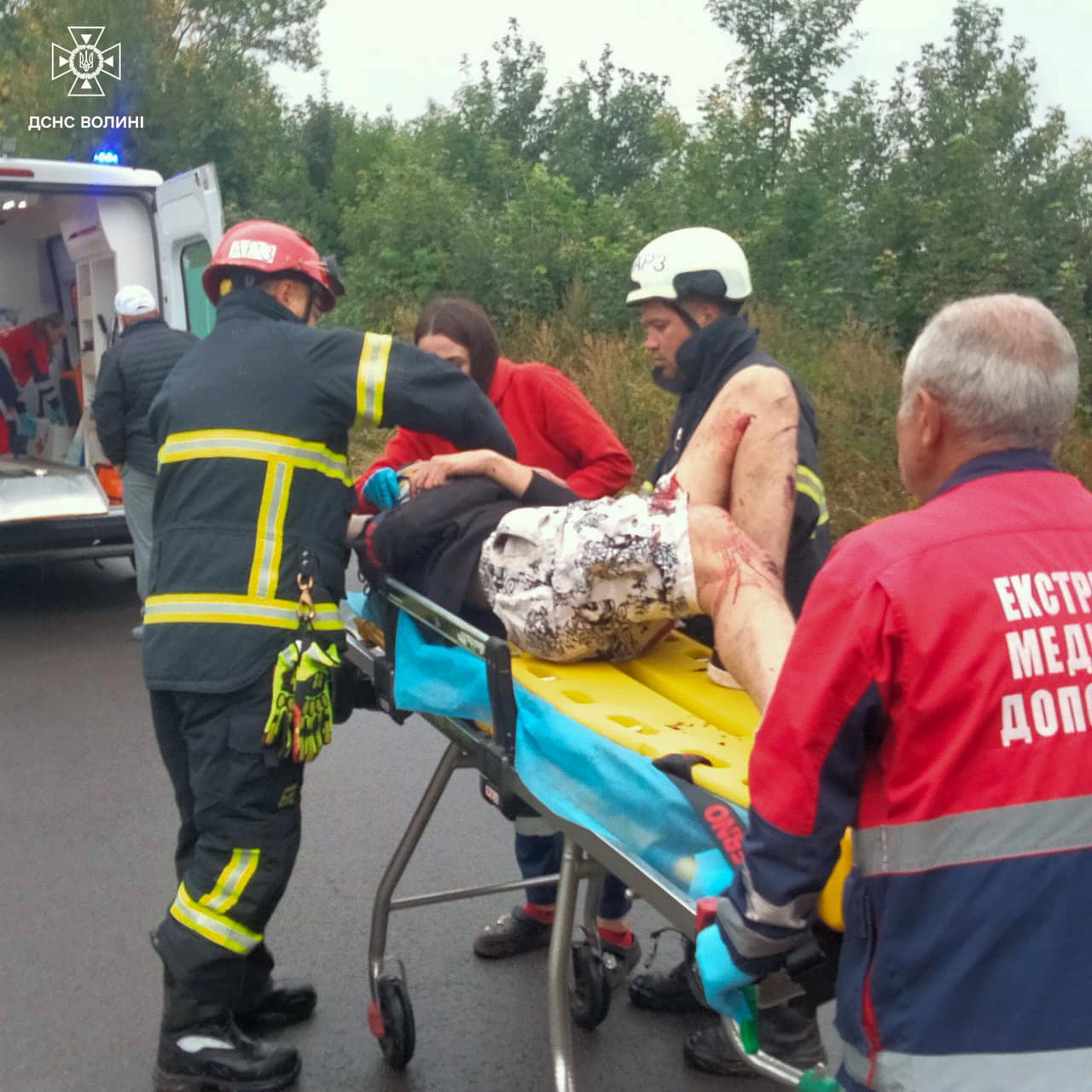 У Луцькому районі рятувальники визволяли водія з авто після аварії