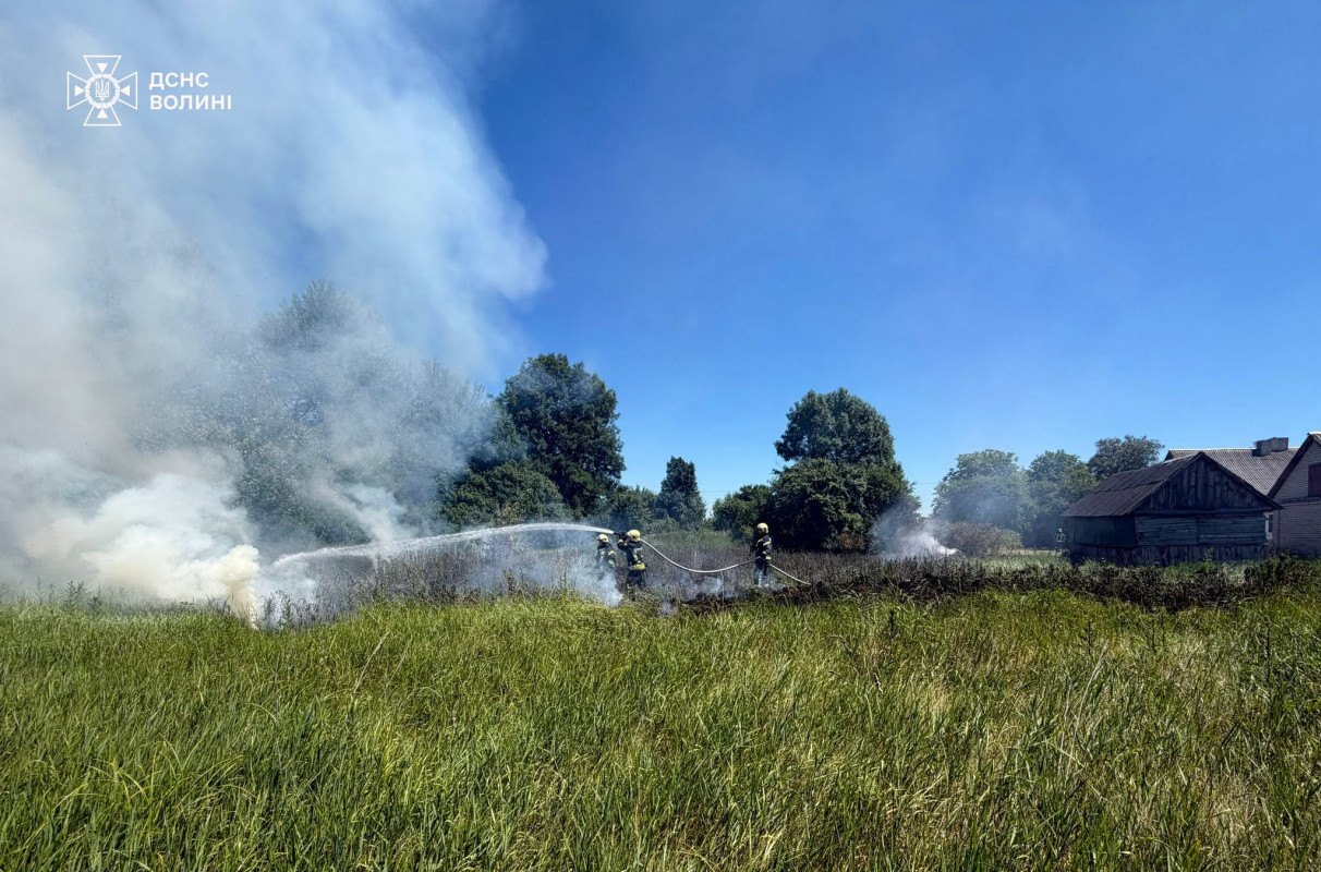 На Волині через необережне поводження з вогнем ледь не згоріла господарська будівля