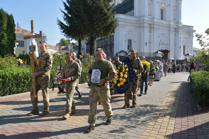Загинув у Миколаєві: у Луцьку попрощалися з Героєм Юрієм Петровським