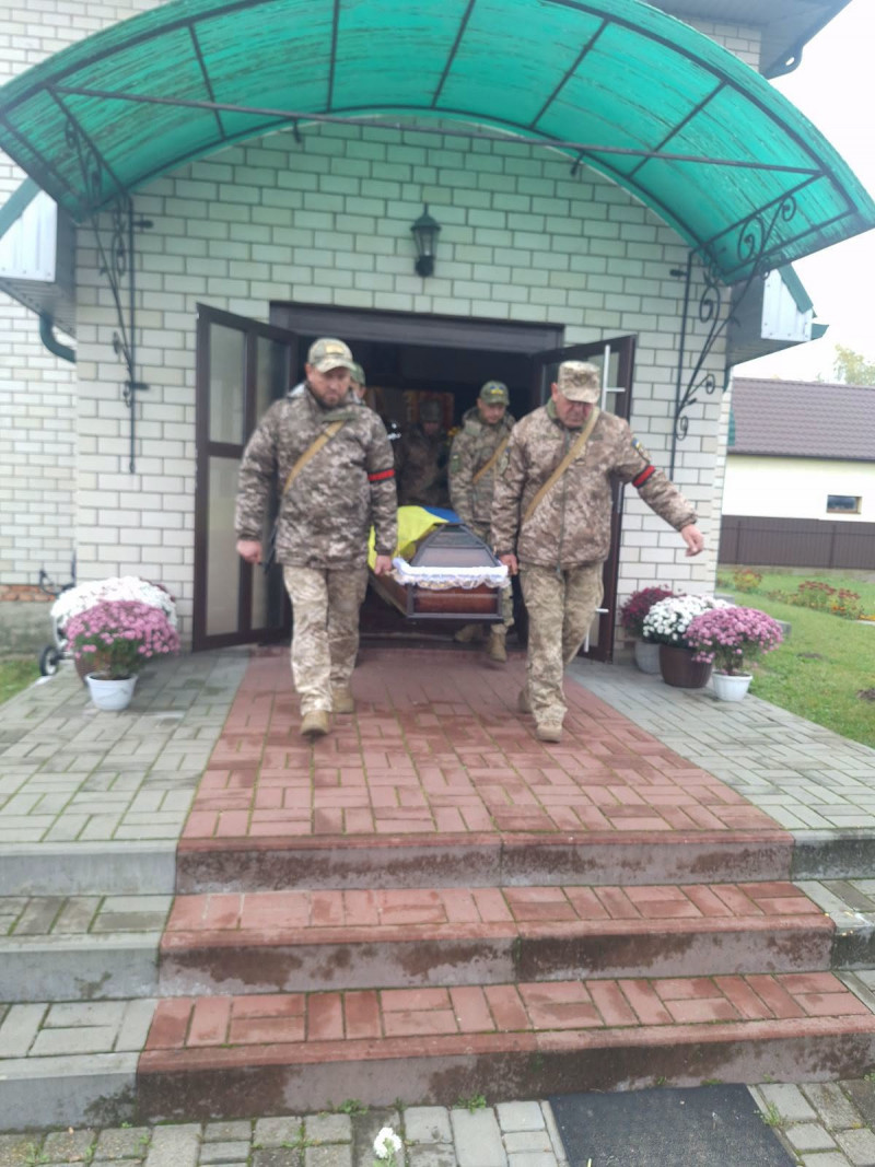 Майже півтора року вважався зниклим безвісти: на Волині провели в останню дорогу Героя Андрія Смоляра