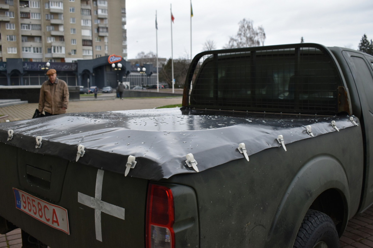 Волинським військовим передали два автомобілі на фронт