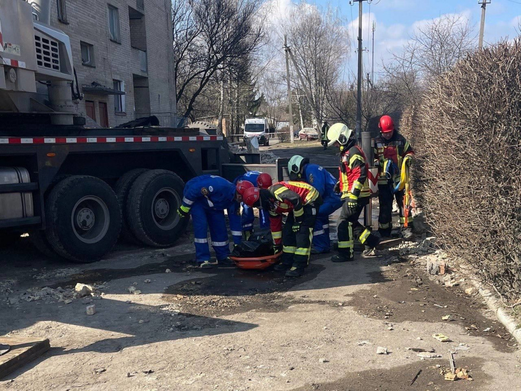 На Київщині дрон влучив у гуртожиток: четверо загиблих, під завалами є люди