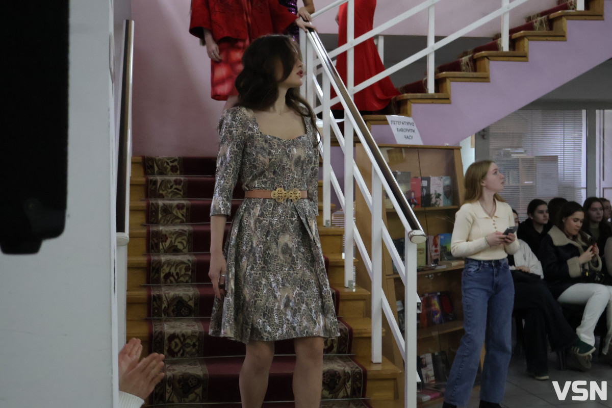 «Намальована надія»: ветеранка війни з Луцька презентувала колекцію суконь