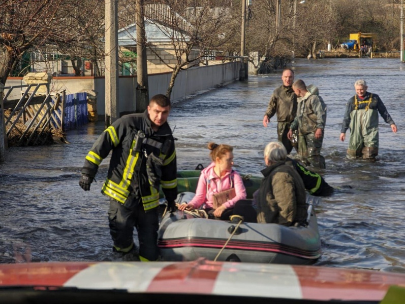 Вулиці перетворилися на річку: у ДСНС показали, що відбувається у затопленому Краматорську. Фото