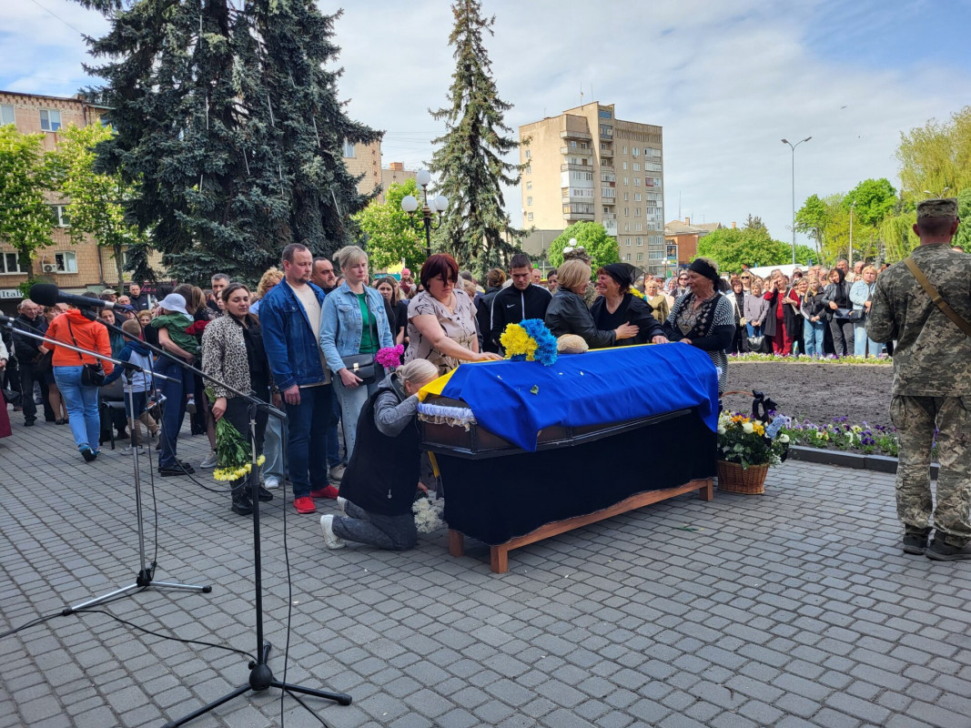 Учасник АТО, поліцейський, батько: на Волині попрощалися з 35-річним Героєм Дмитром Сергієнком