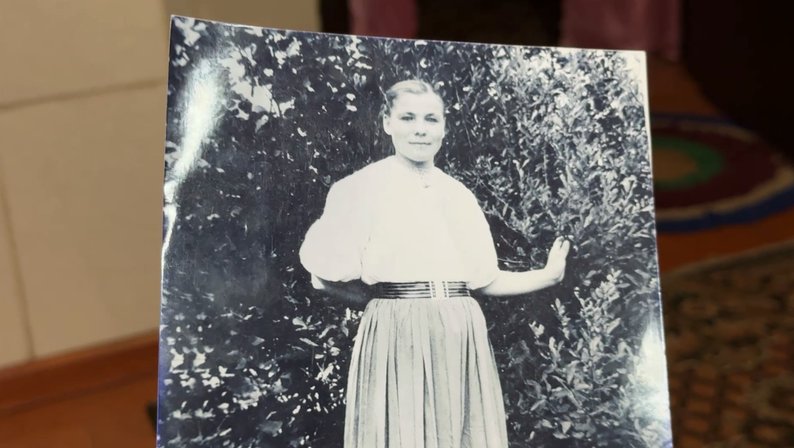 87-річна волинянка показала старовинну скриню «на придане» і клунок «на смерть»