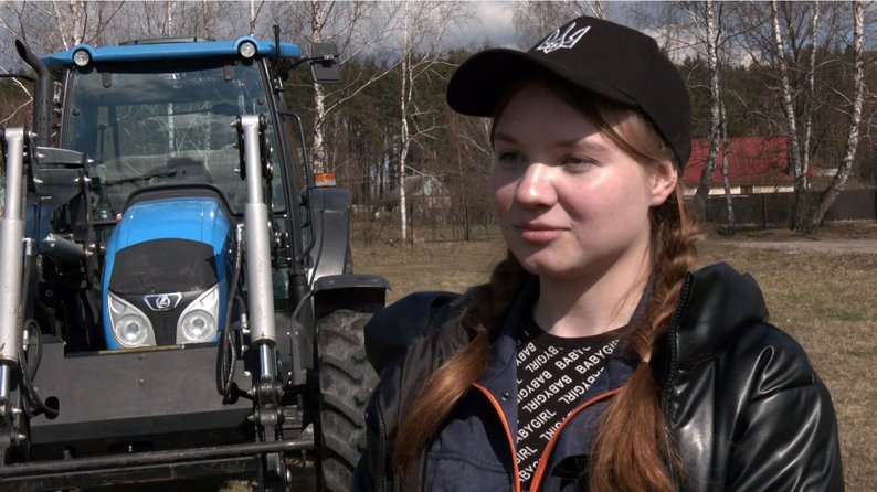 «Чоловіків мобілізовують. Кому, як не жінкам, треба працювати»: на Волині пів сотні дівчат навчаються на трактористок