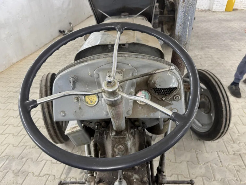 У Луцьку продають трактор, який підкорив Південний полюс