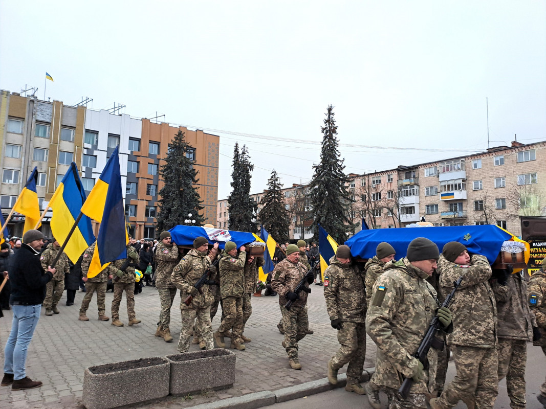 Дві втрати в одні громаді: на Волині попрощалися з Героями Артемом Абрамчуком та Юрієм Гусаром