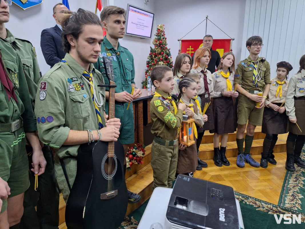 Депутатам Луцької міськради передали Вифлеємський вогонь миру. Фото