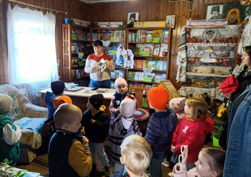 Збирає історії села, возить книги читачам і допомагає війську: незвичайна бібліотекарка з Волині