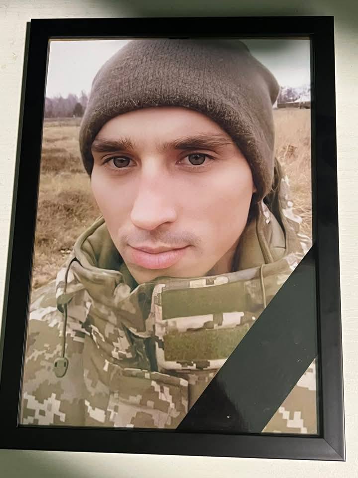 Весільний коровай ділили на кладовищі: на Волині в останню путь провели 26-річного Героя Михайла Рогу