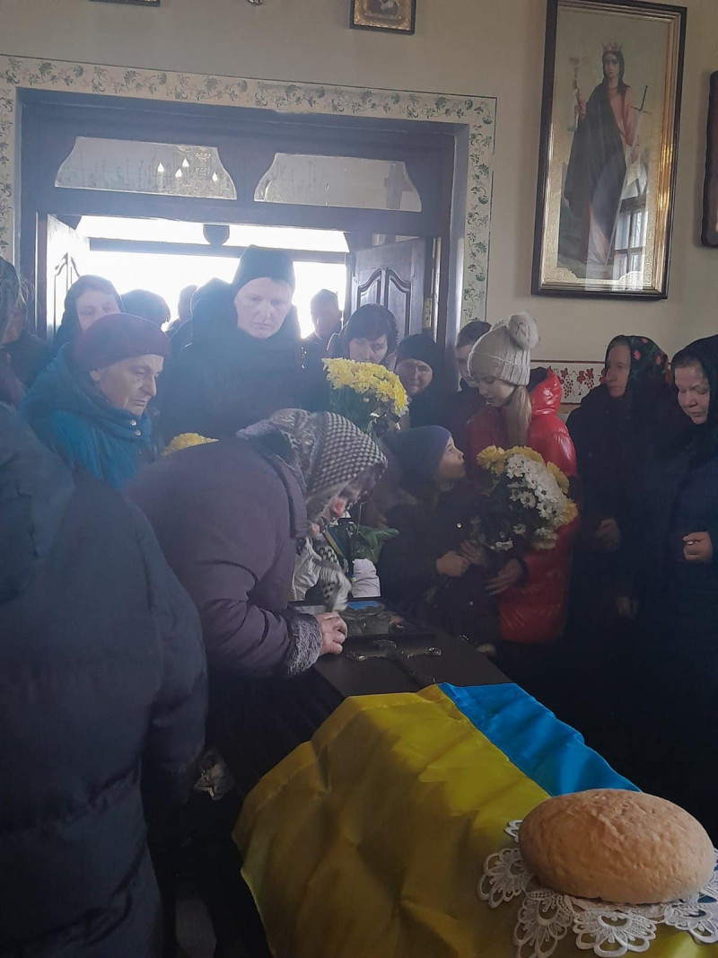 Декілька місяців вважали безвісти зниклим: на Волині попрощалися з Героєм Віталієм Колошвою. Фото