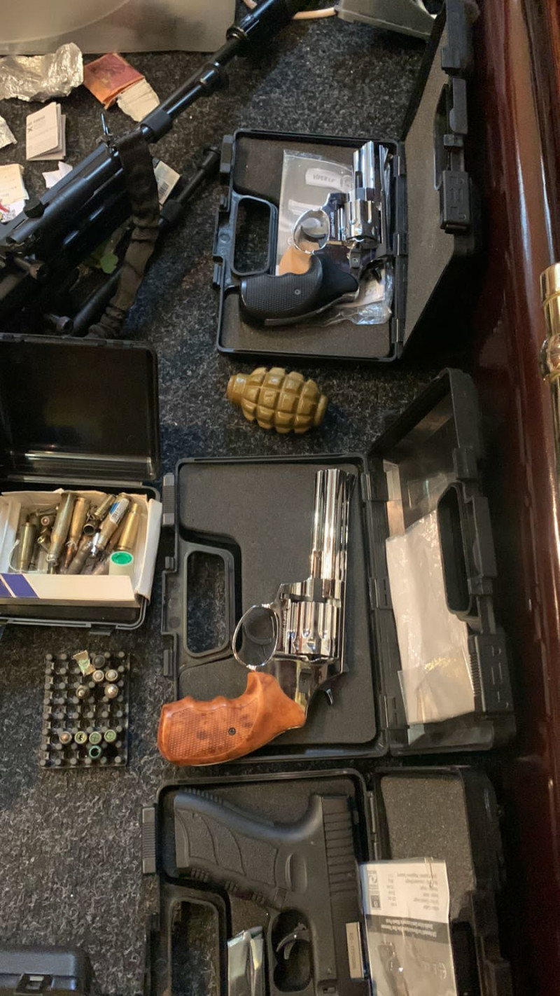 У Львові в похоронному бюро знайшли багато зброї та наркотики. Фото