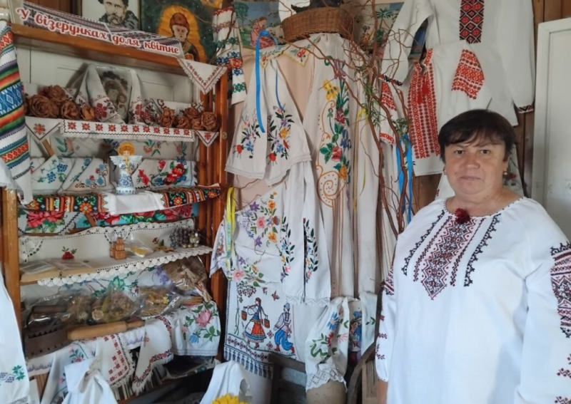 Збирає історії села, возить книги читачам і допомагає війську: незвичайна бібліотекарка з Волині