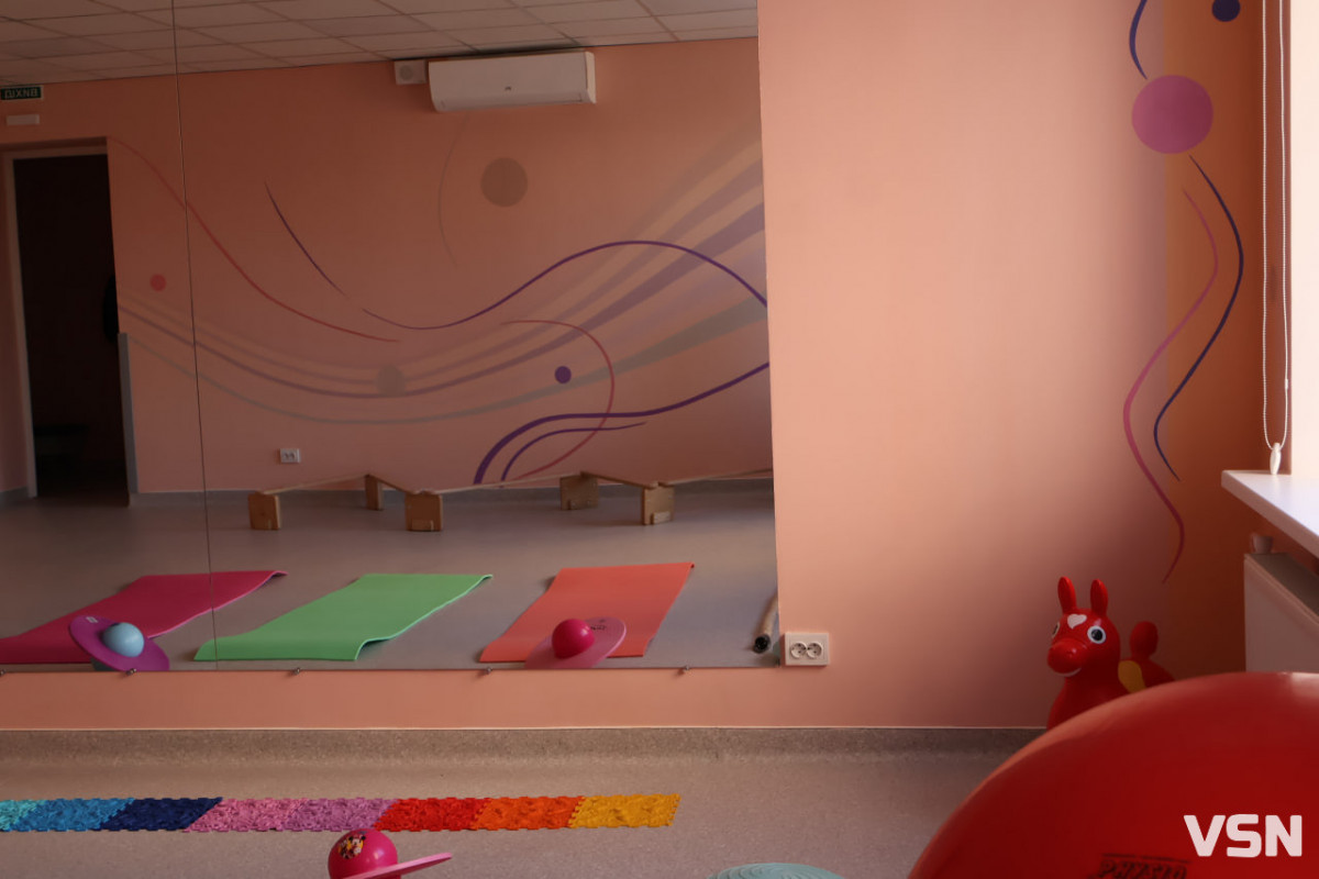 Сучасний простір для юних пацієнтів: у Луцькій дитячій поліклініці відкрили новий зал реабілітації