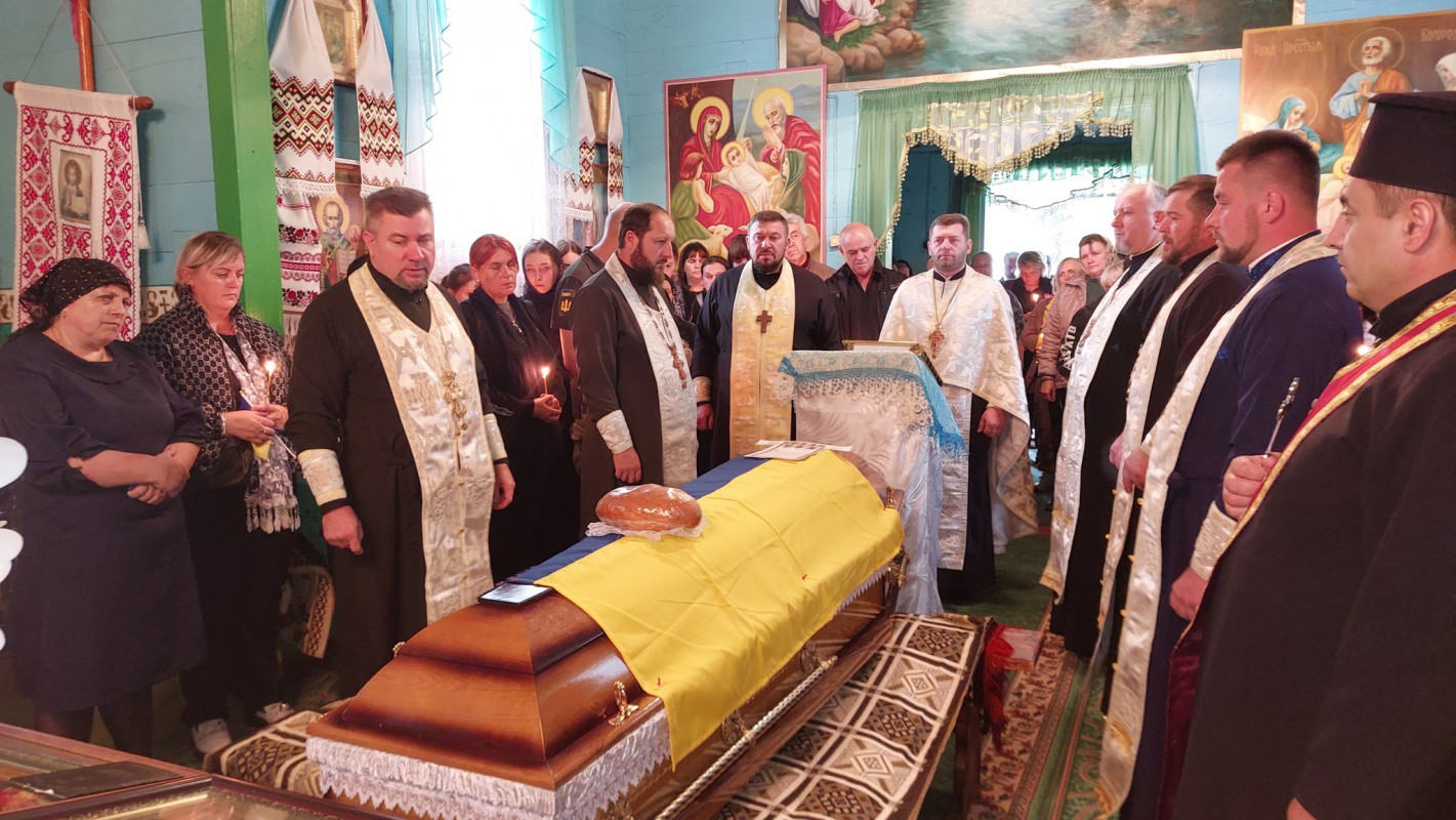 Залишилася дружина, дві доньки та троє онуків: на Волині попрощались з Героєм Василем Дуркотом