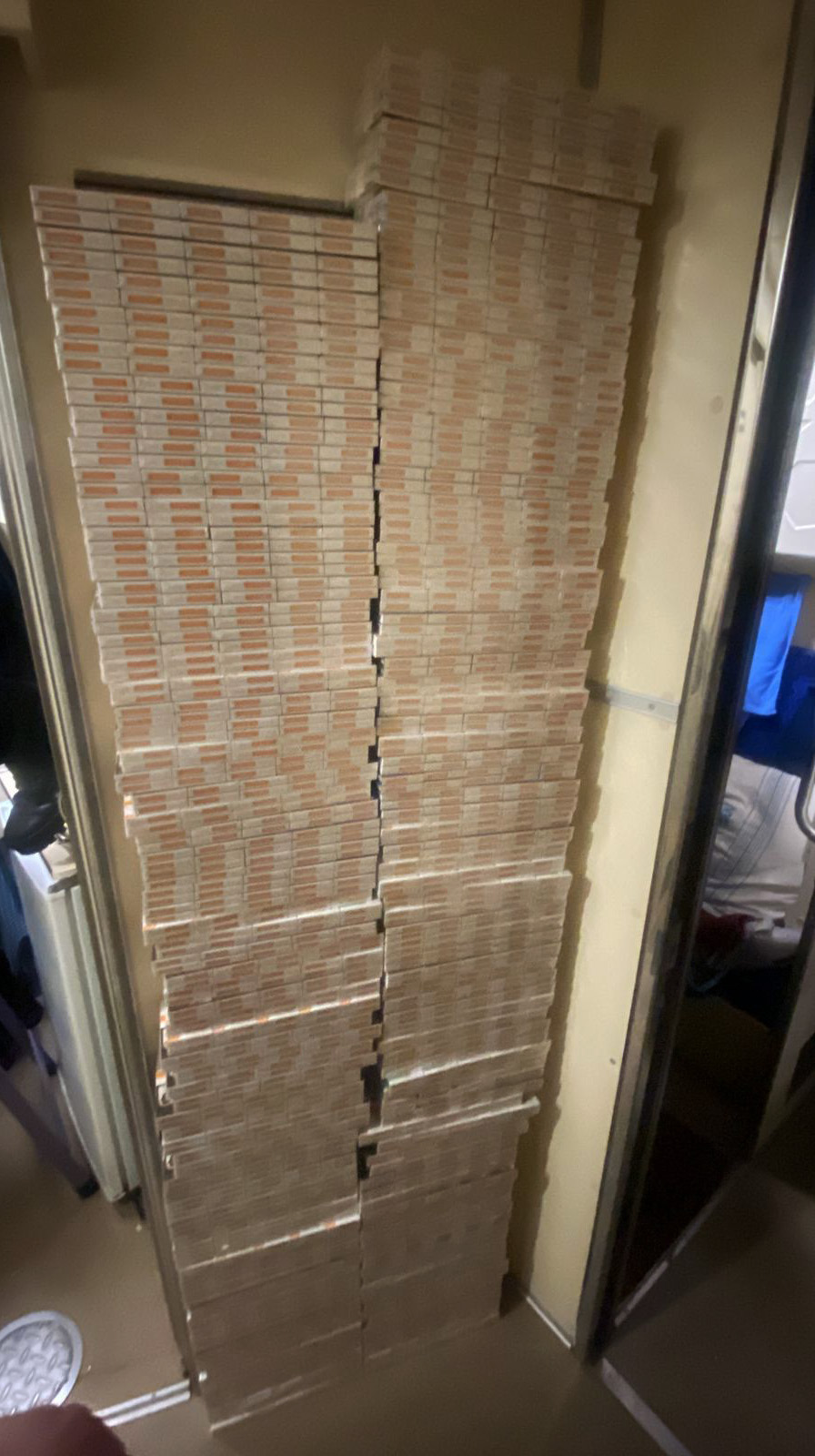 На Волині в купе провідника потяга до Польщі знайшли партію контрабандних сигарет