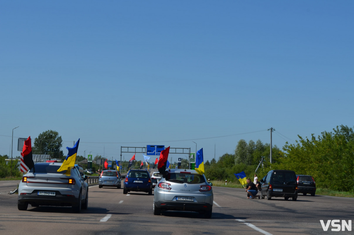 Сотні людей, прапори та квіти: востаннє додому повернувся Герой з Волині Степан Павлович