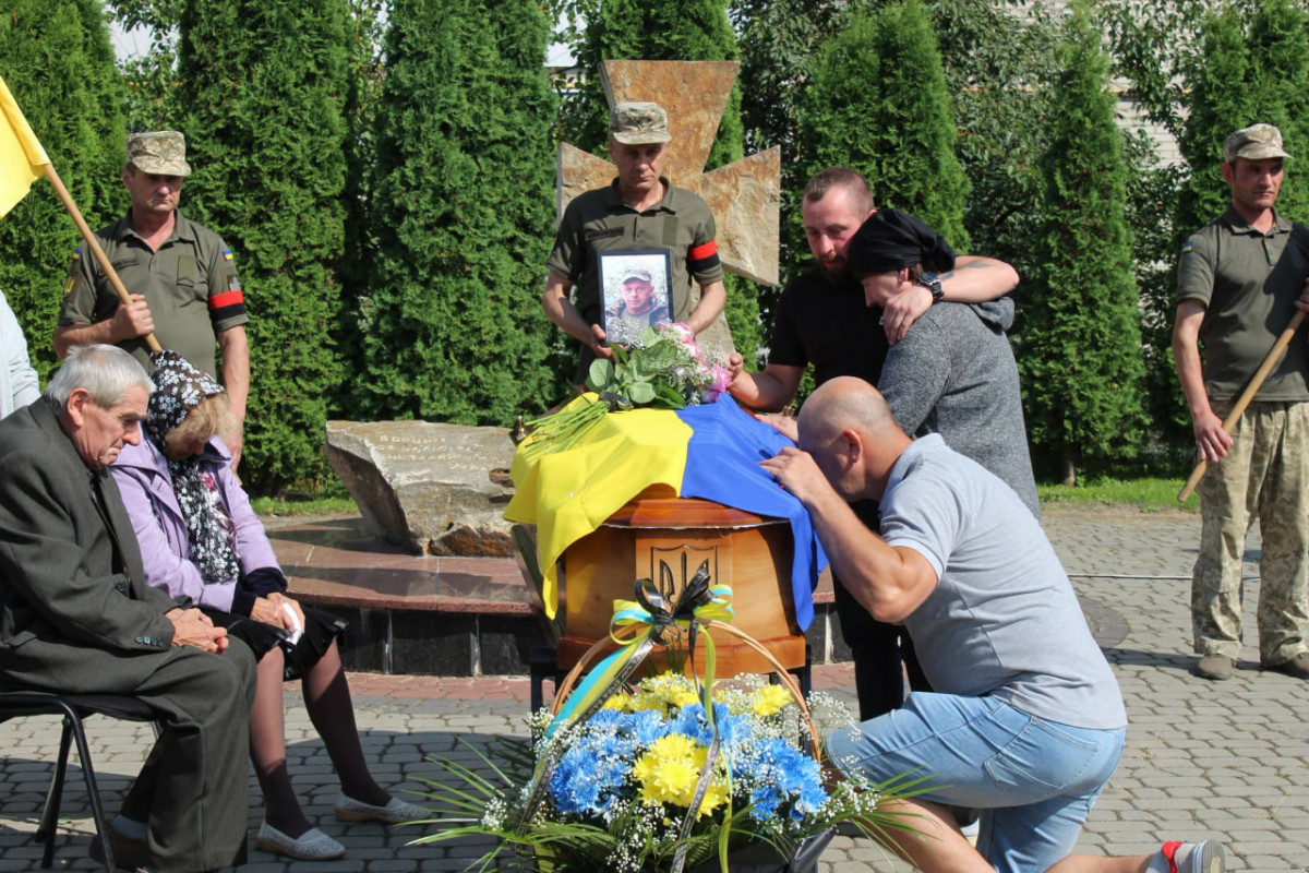 Серце воїна зупинилося після років боротьби: громада на Волині зустріла на щиті Олега Орлюка