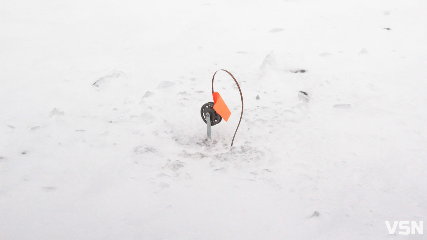 Крига 10 сантиметрів та жерлиці на щуку: фоторепортаж із зимового ставка у селі на Волині