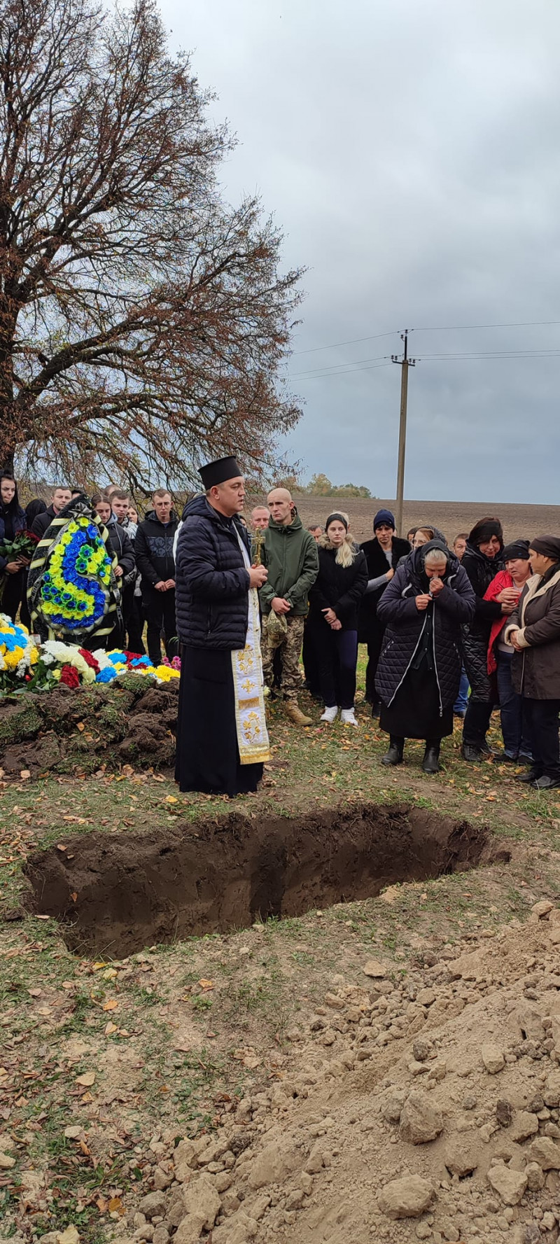 Зійшлося усе село: поховали 29-річного сапера з Луцького району Віталія Костюка. Фото